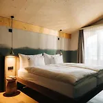 Kurve & Lounge 4*