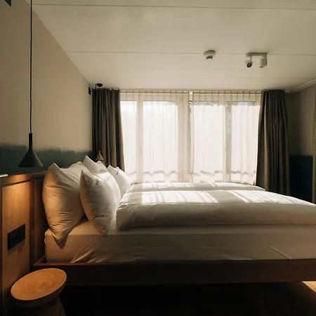 Lägenhetshotell Kurve & Lounge 4*